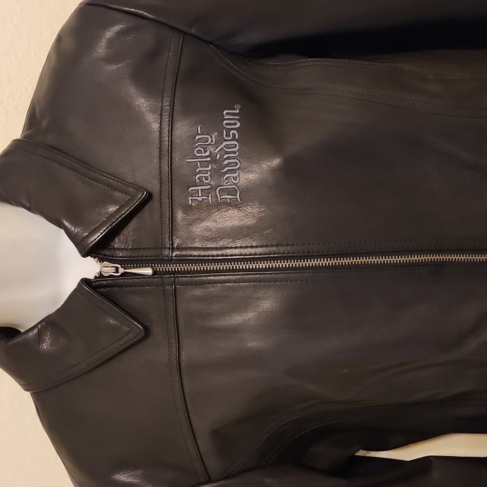 (48) Women's beautiful embroidered Harley-Davidson leather jacket size large.